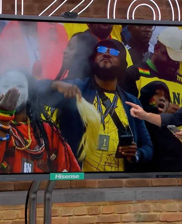 Jan Henkel spricht über einen Fan auf der Tribüne statt über die Taktik.