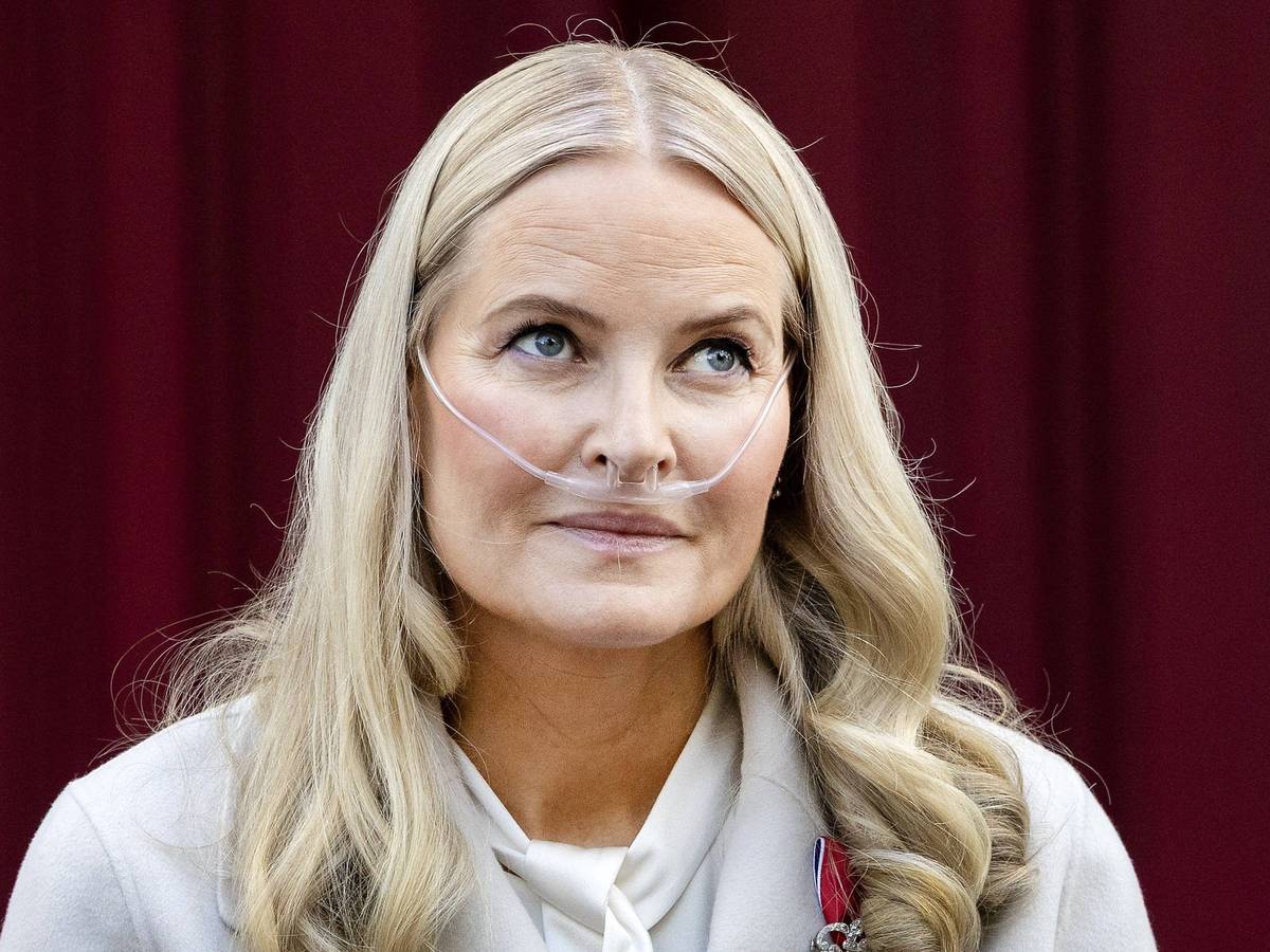 Kronprinzessin Mette-Marit schaut ernst mit Sauerstoffgerät.
