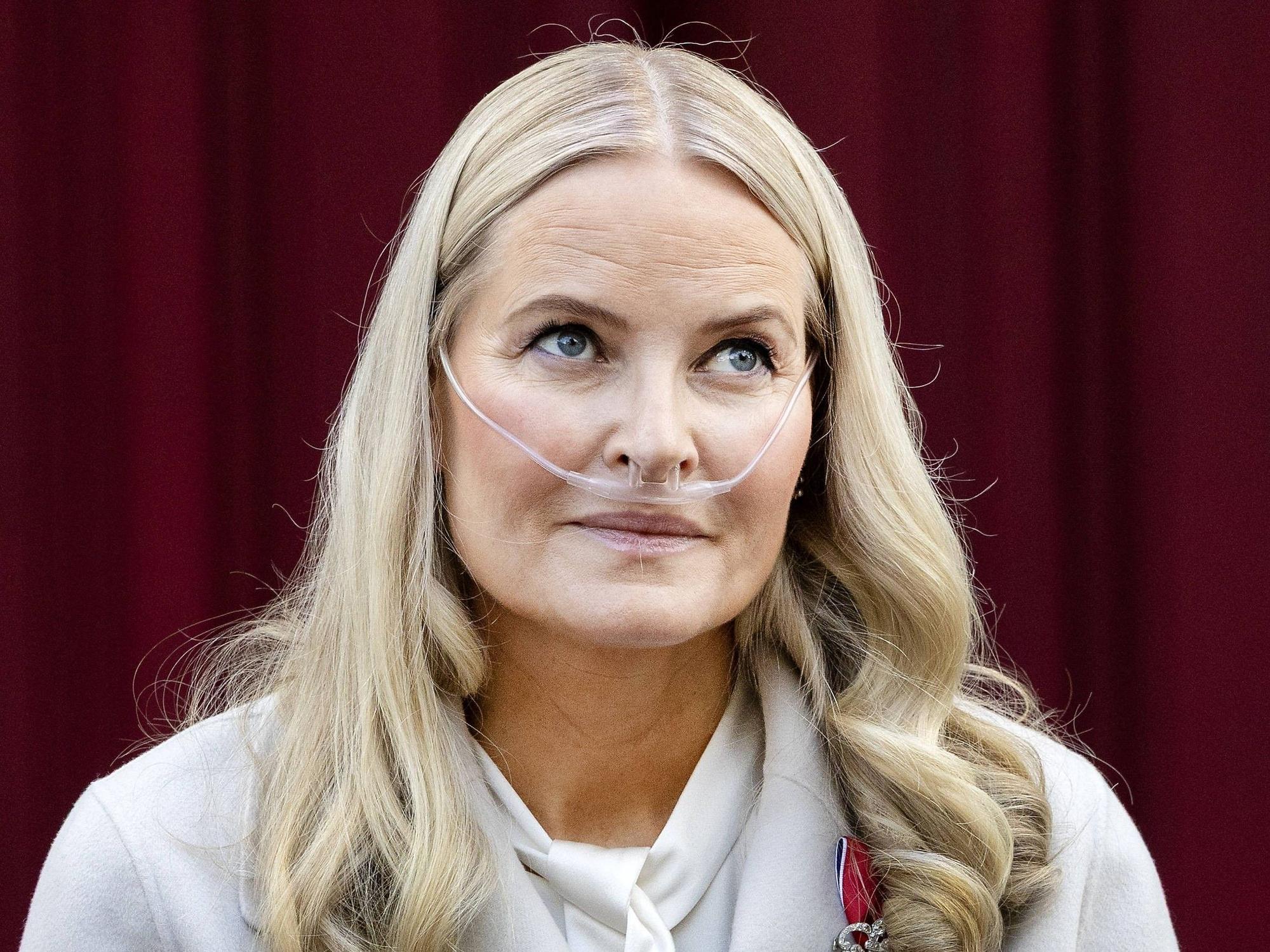 Kronprinzessin Mette-Marit schaut ernst mit Sauerstoffgerät.