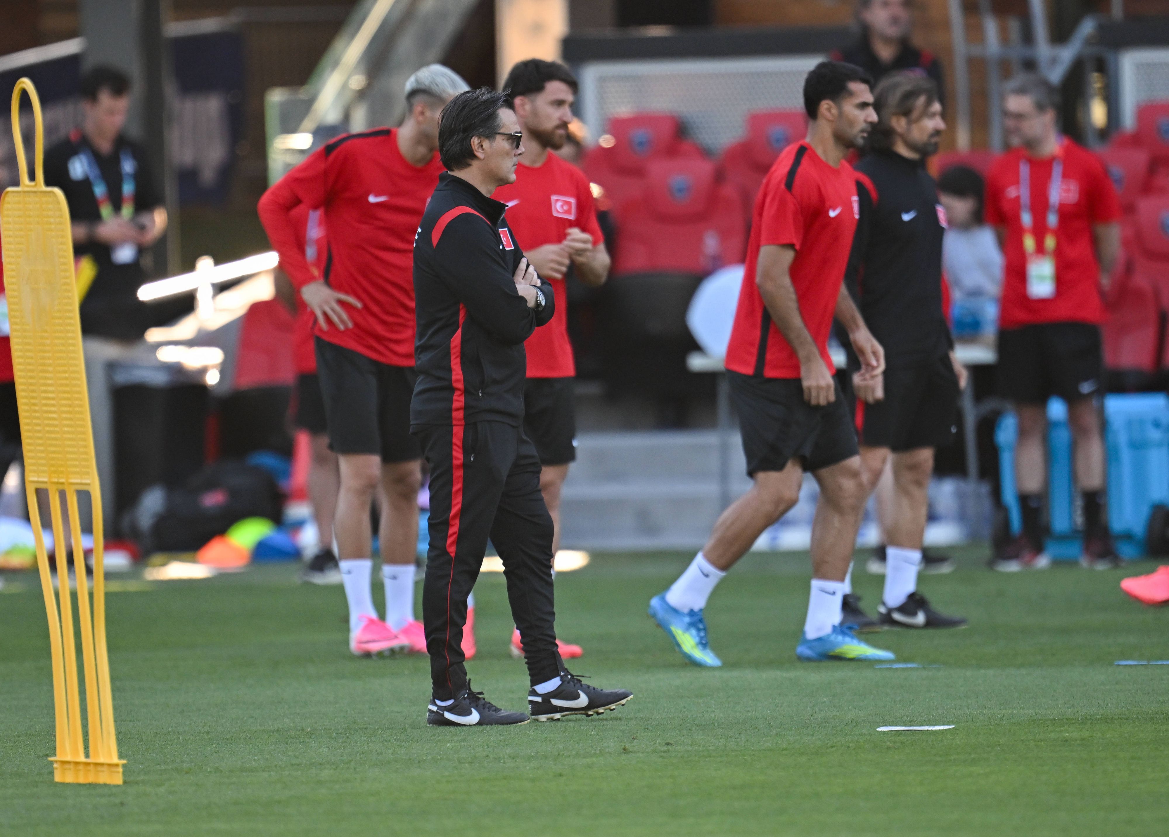 Der türkische Nationaltrainer Vincenzo Montella trägt eine Sonnenbrille beim Training.