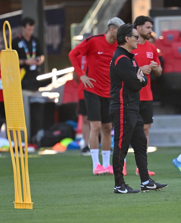 Der türkische Nationaltrainer Vincenzo Montella trägt eine Sonnenbrille beim Training.