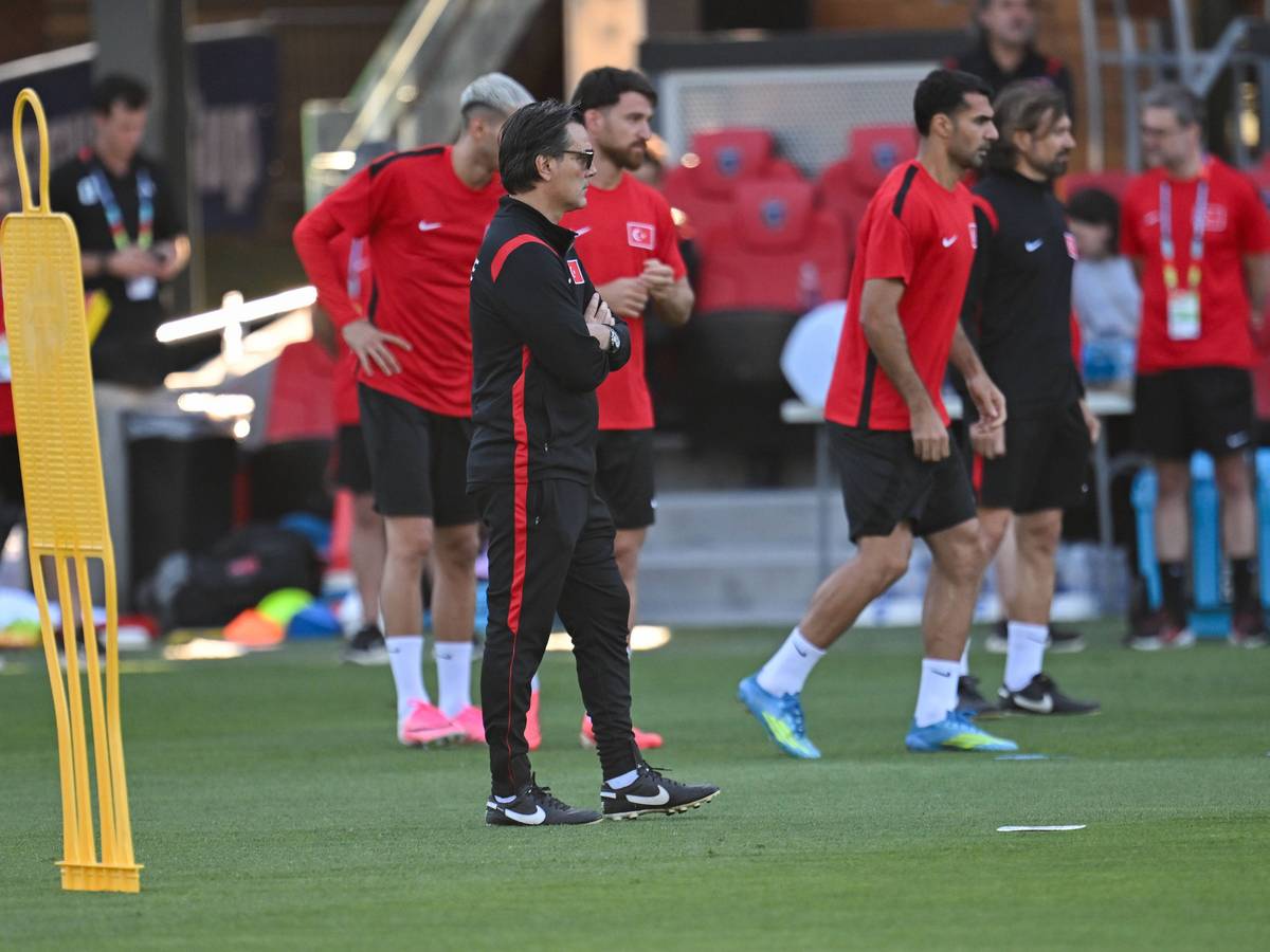 Der türkische Nationaltrainer Vincenzo Montella trägt eine Sonnenbrille beim Training.