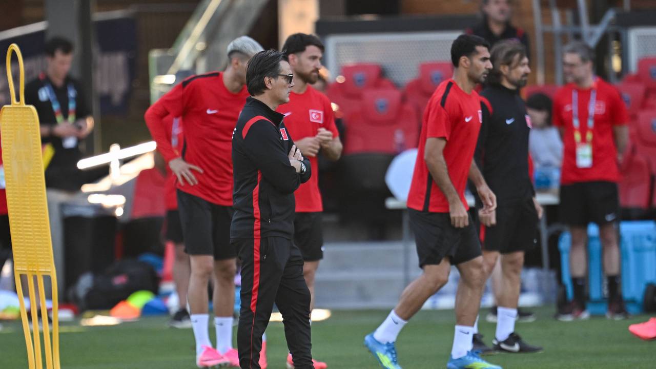 Der türkische Nationaltrainer Vincenzo Montella trägt eine Sonnenbrille beim Training.