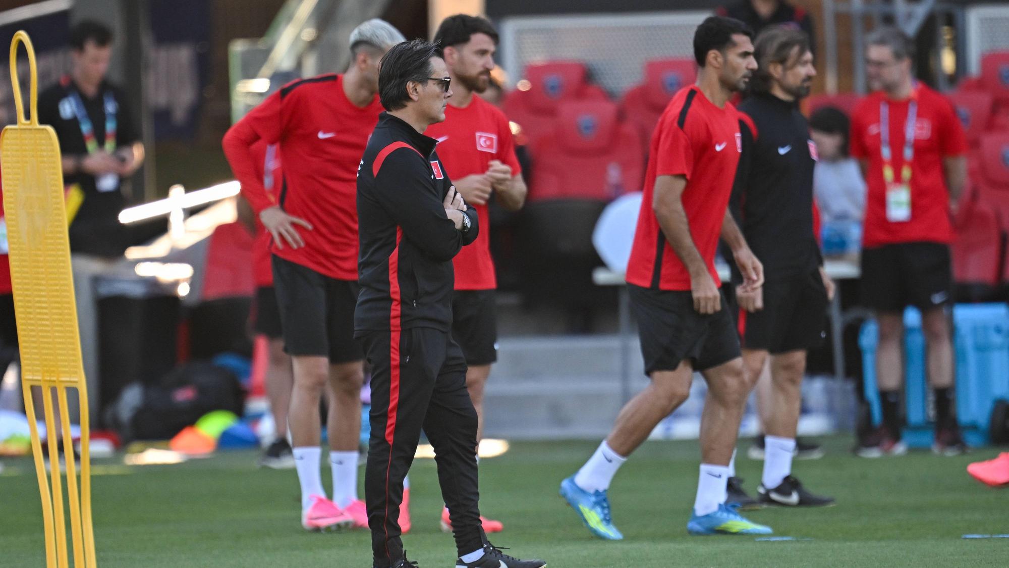 Der türkische Nationaltrainer Vincenzo Montella trägt eine Sonnenbrille beim Training.