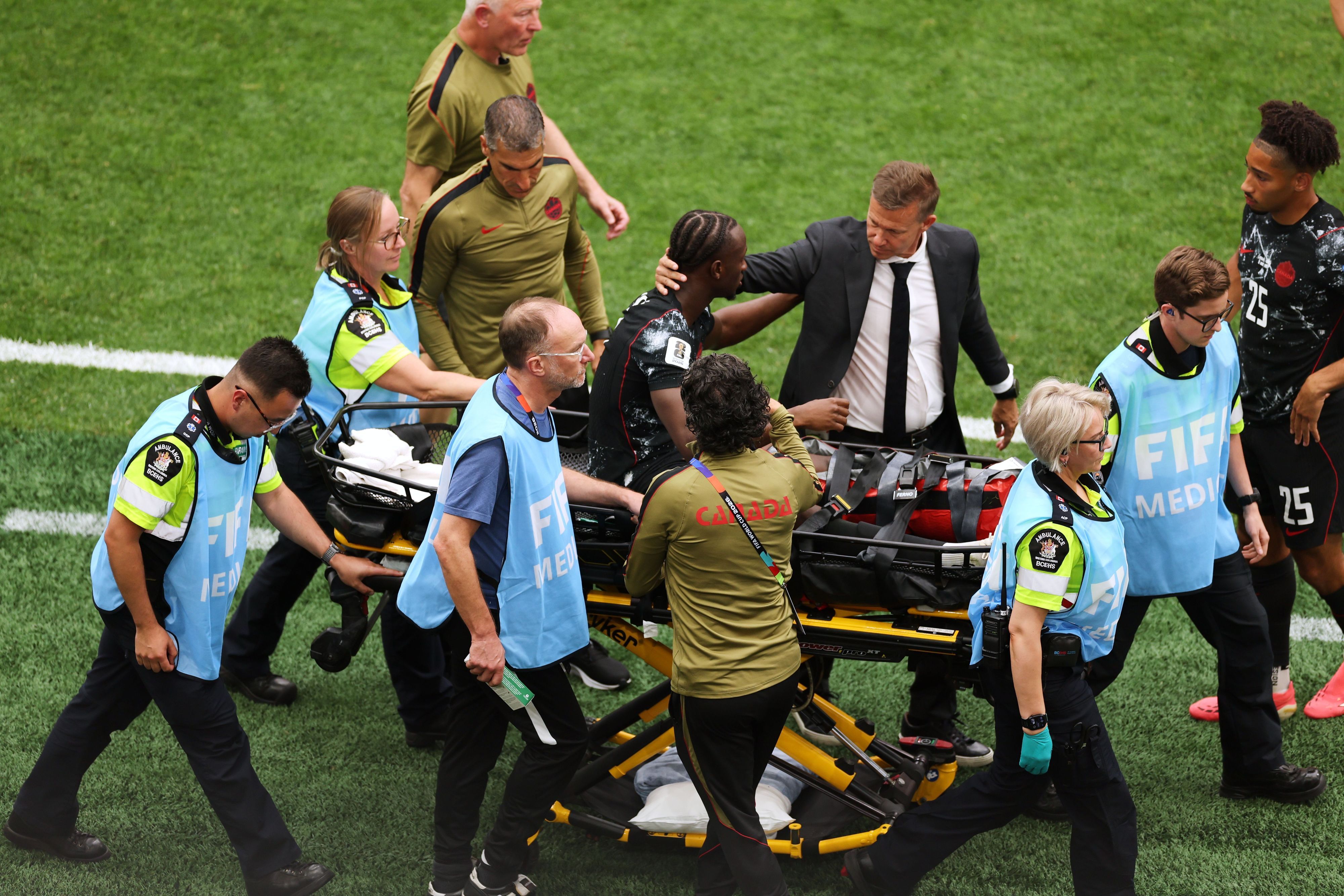 Kanadas Trainer Jesse Marsch tröstet den verletzten Ismael Koné.