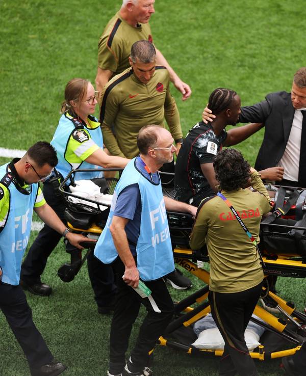 Kanadas Trainer Jesse Marsch tröstet den verletzten Ismael Koné.