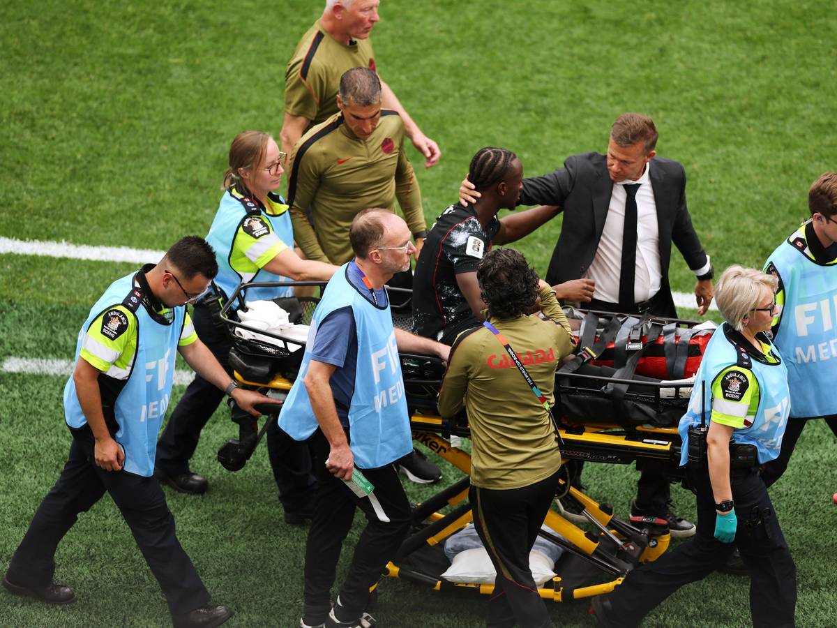 Kanadas Trainer Jesse Marsch tröstet den verletzten Ismael Koné.