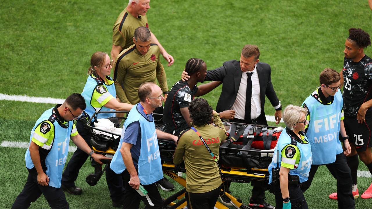 Kanadas Trainer Jesse Marsch tröstet den verletzten Ismael Koné.