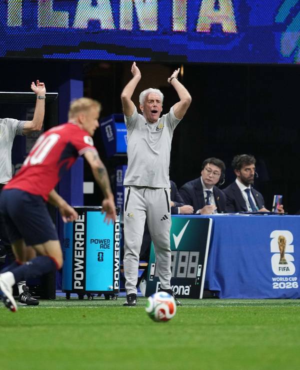 Südafrikas Trainer Hugo Broos geht an der Seitenlinie voll mit.