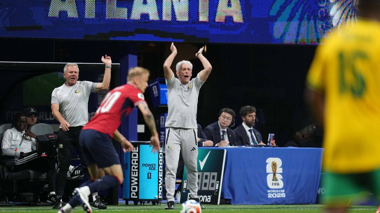 Südafrikas Trainer Hugo Broos geht an der Seitenlinie voll mit.