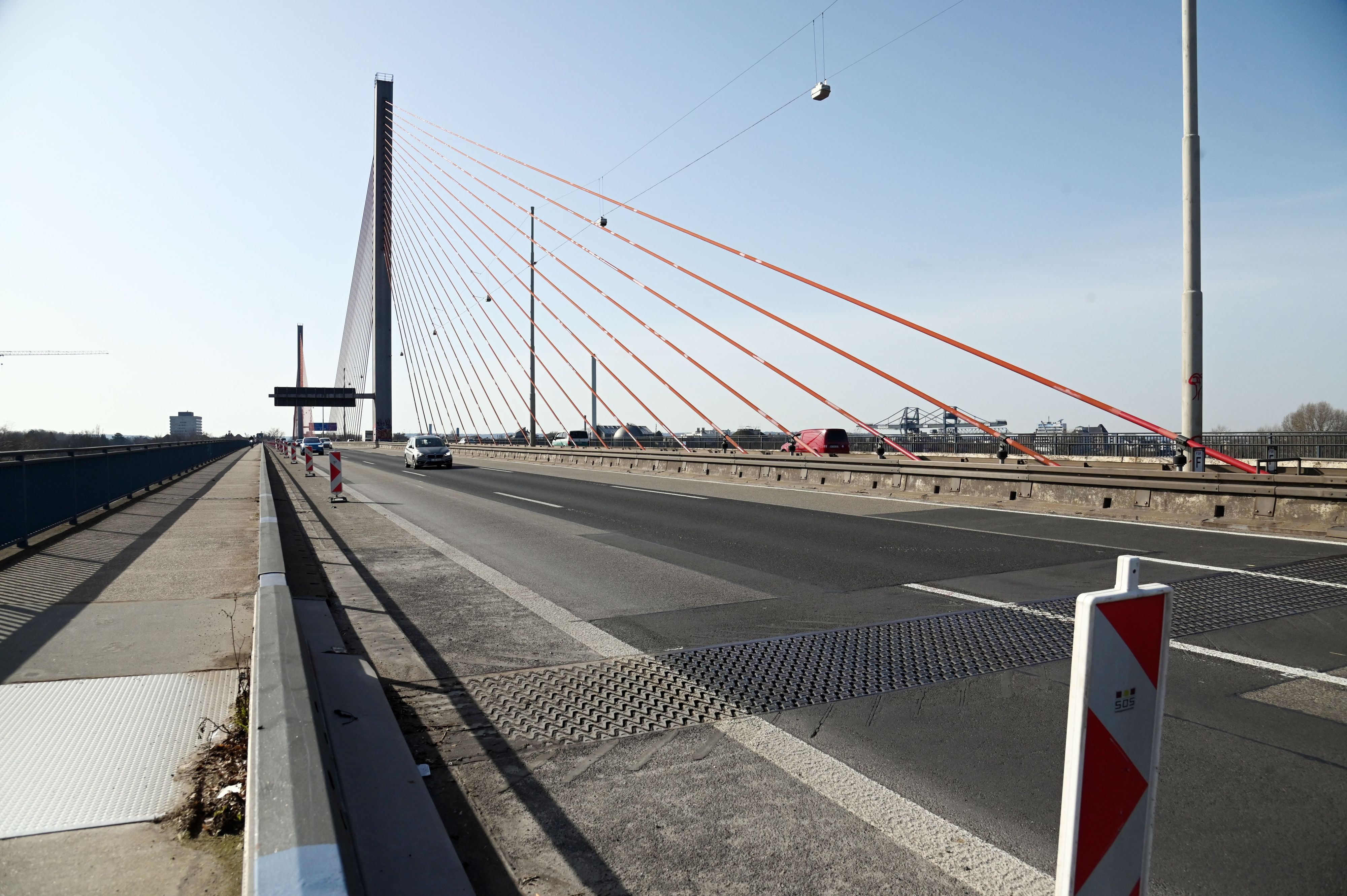 Die Autobahn A565 führt auf der Bonner Nordbrücke (Friedrich-Ebert-Brücke) über den Rhein. Seit dem 3. Juni ist sie gesperrt. Wie geht es weiter?