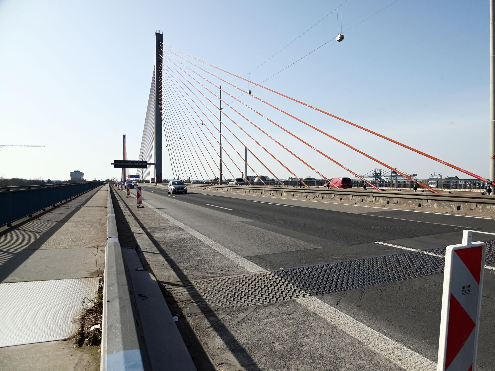 Die Autobahn A565 führt auf der Bonner Nordbrücke (Friedrich-Ebert-Brücke) über den Rhein. Seit dem 3. Juni ist sie gesperrt. Wie geht es weiter?