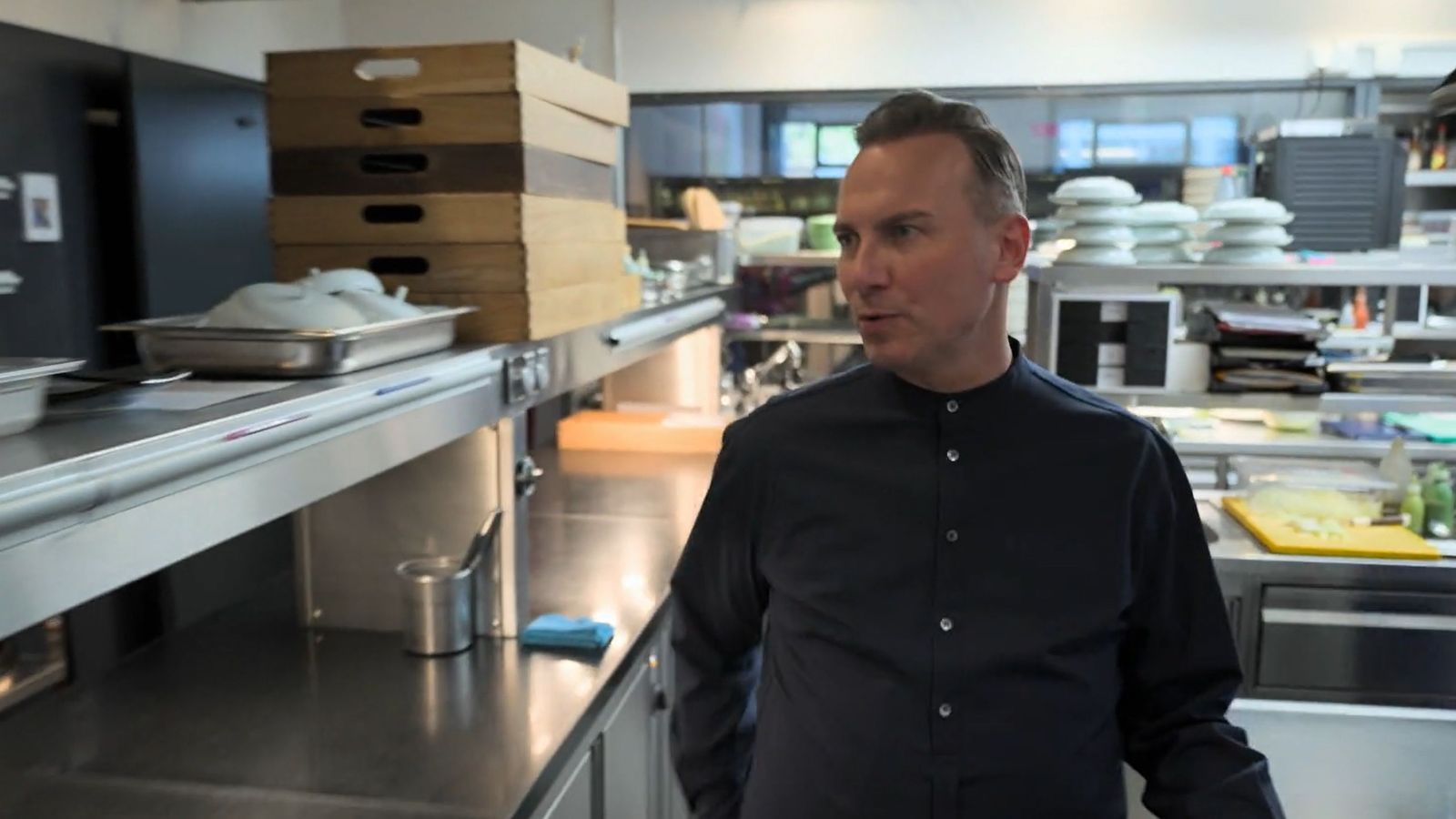 Als Kind kannte er das Gefühl zu hungern gut. Heute ist Tim Raue Sternekoch. In der ARD-Reportage spricht der 52-Jährige darüber, wie er es von der Straße in die Küche geschafft hat. (Bild: WDR)