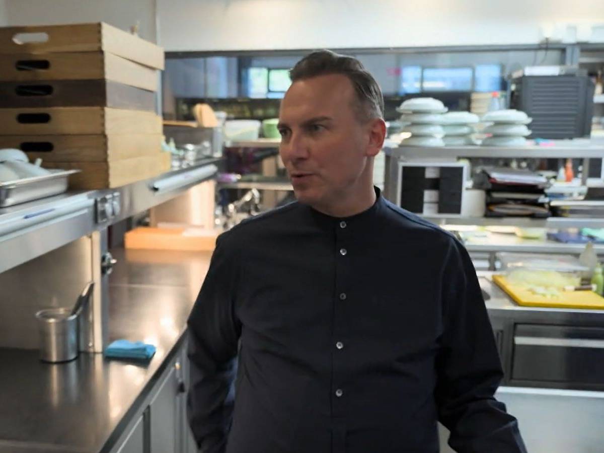 Als Kind kannte er das Gefühl zu hungern gut. Heute ist Tim Raue Sternekoch. In der ARD-Reportage spricht der 52-Jährige darüber, wie er es von der Straße in die Küche geschafft hat. (Bild: WDR)