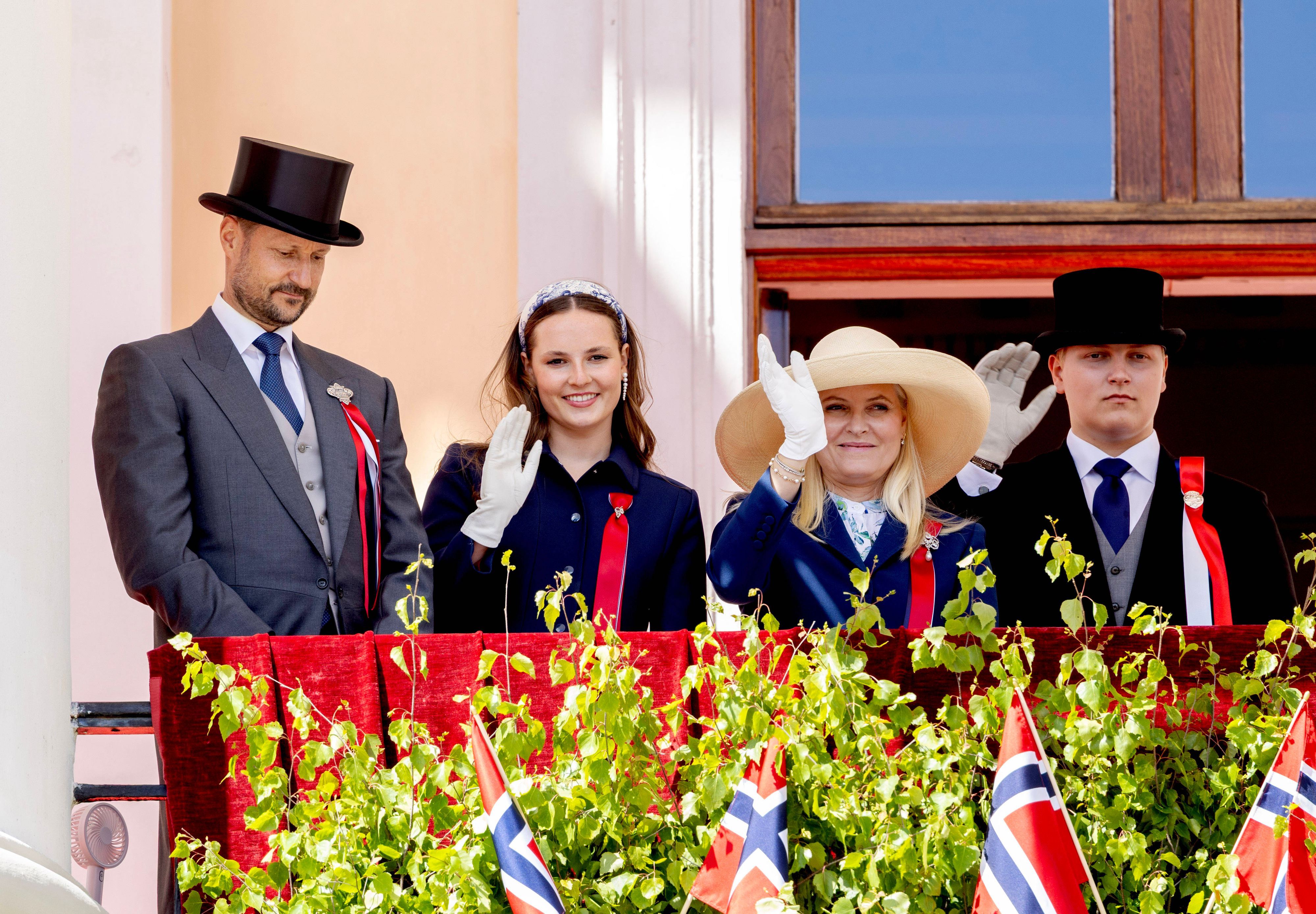 Prinz Sverre Magnus weicht Medienberichten wohl nicht von der Seite seiner Mutter Kronprinzessin Mette-Marit.
