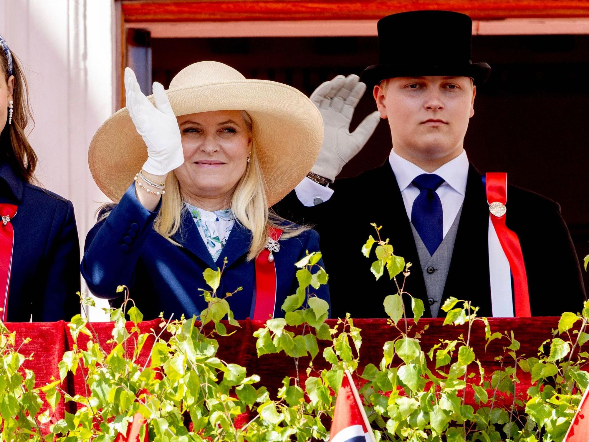 Prinz Sverre Magnus weicht Medienberichten wohl nicht von der Seite seiner Mutter Kronprinzessin Mette-Marit.