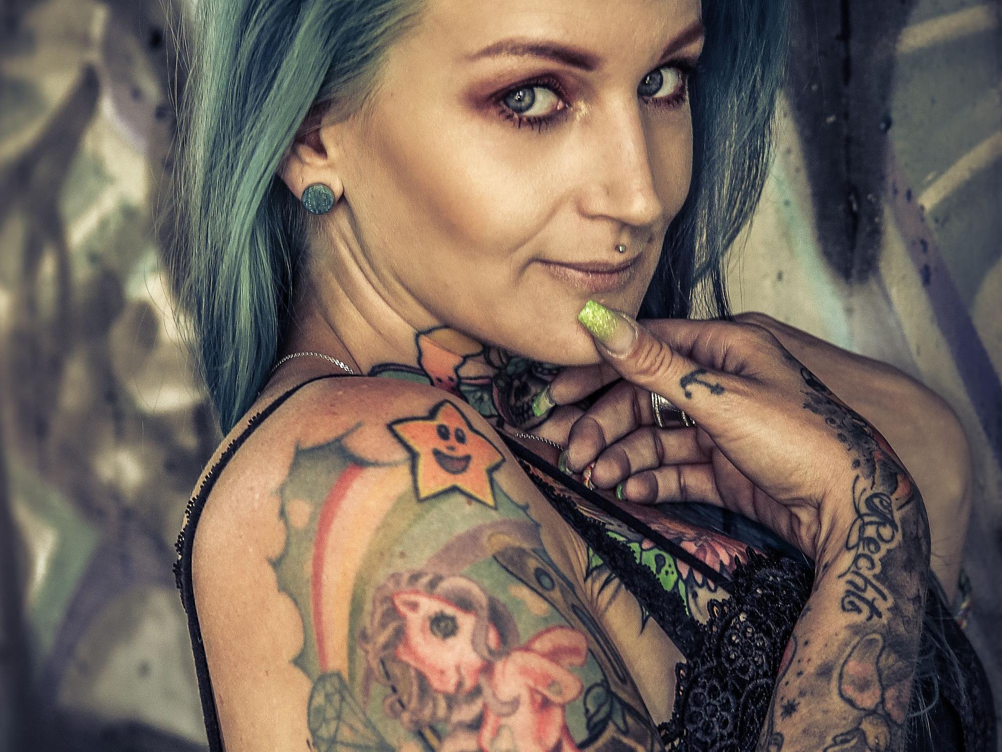 Michaela Moller steht auf verspielte Motive, hier ein rosa Pony unter einem Regenbogen.