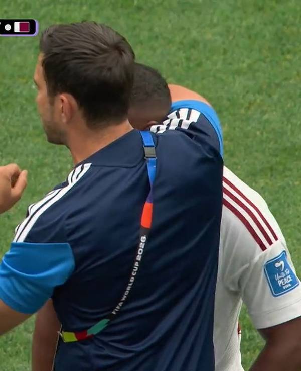 Assim Madibo wird nach seinem Foul getröstet.