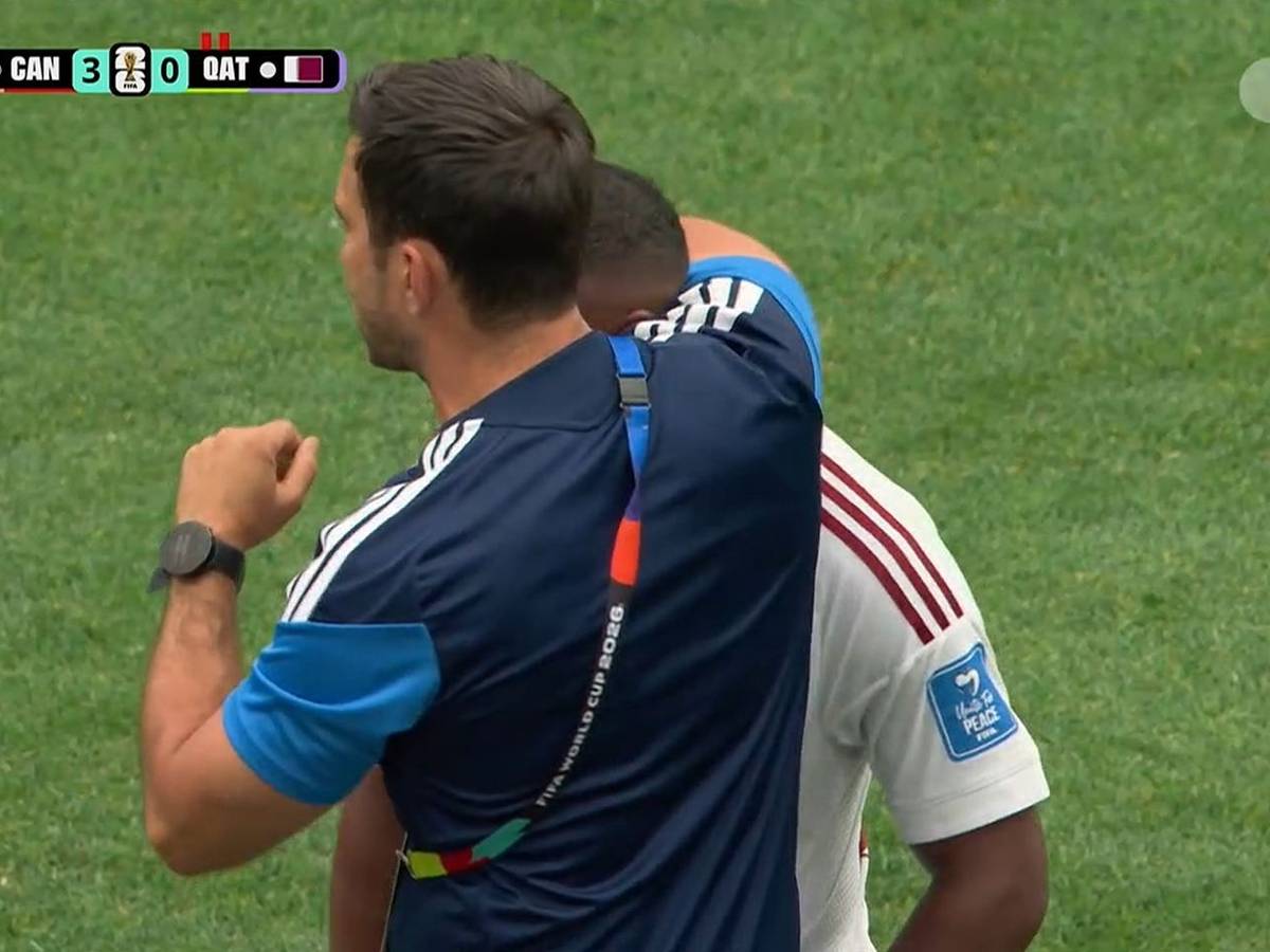 Assim Madibo wird nach seinem Foul getröstet.