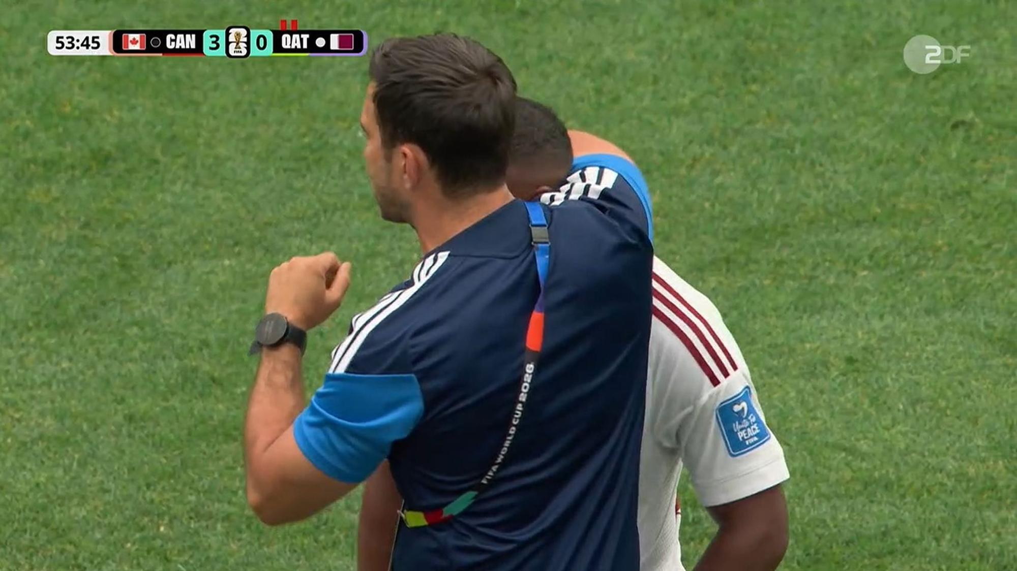 Assim Madibo wird nach seinem Foul getröstet.