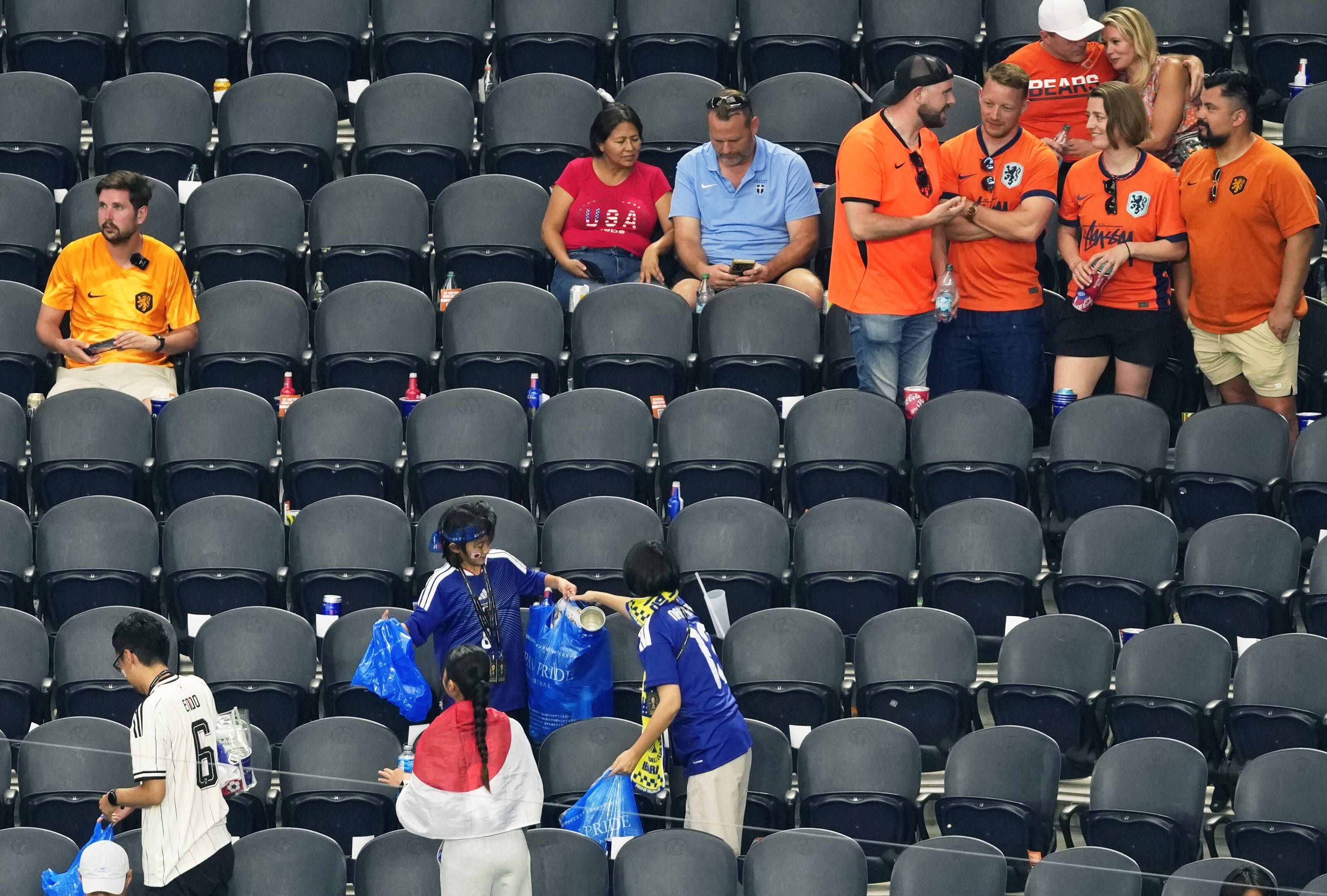 Japanische Fans räumen nach dem Spiel gegen die Niederlande im Stadion in Dallas den Block auf.