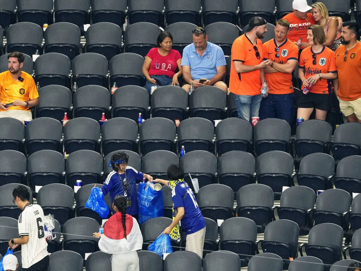 Japanische Fans räumen nach dem Spiel gegen die Niederlande im Stadion in Dallas den Block auf.