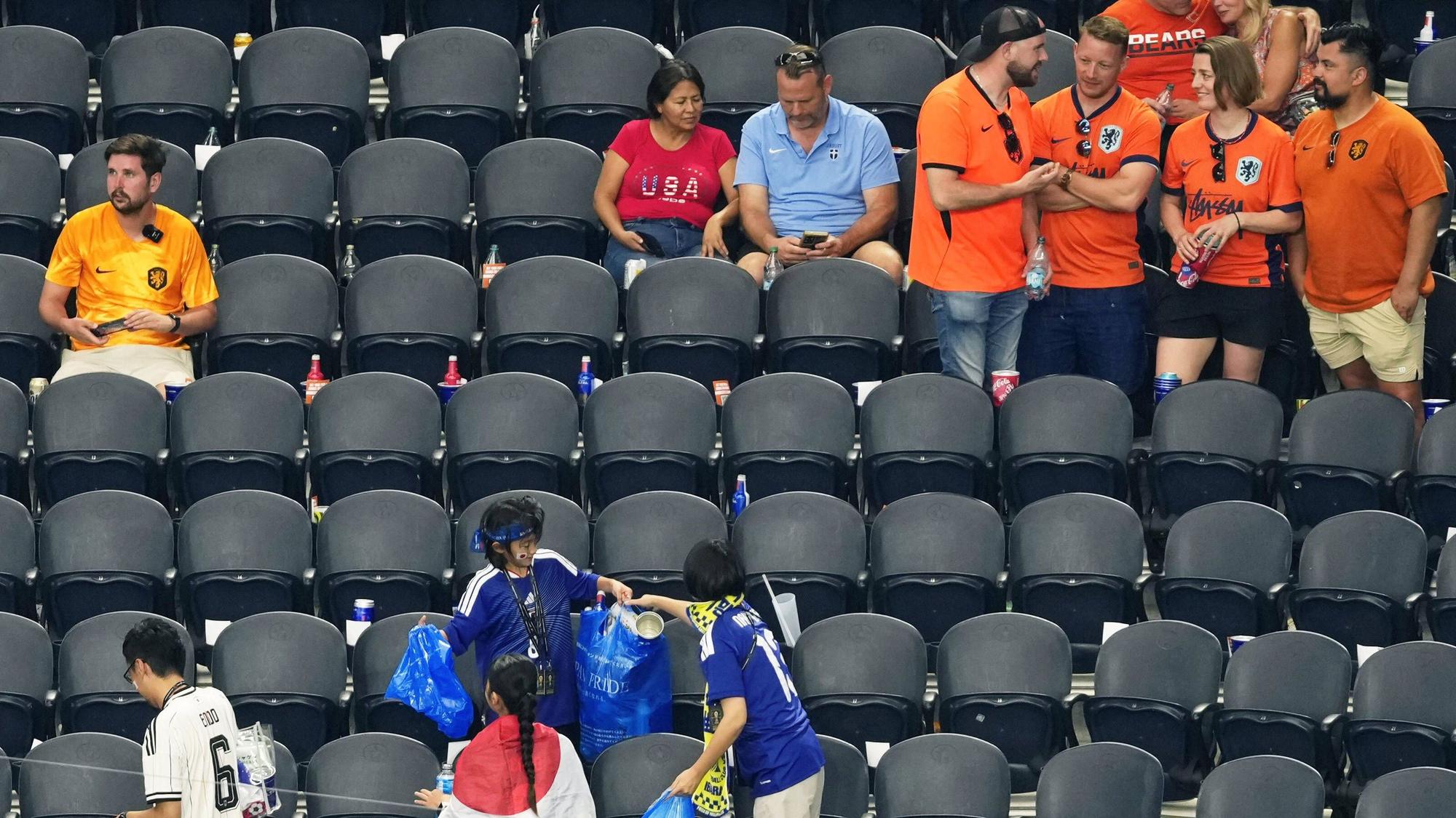 Japanische Fans räumen nach dem Spiel gegen die Niederlande im Stadion in Dallas den Block auf.