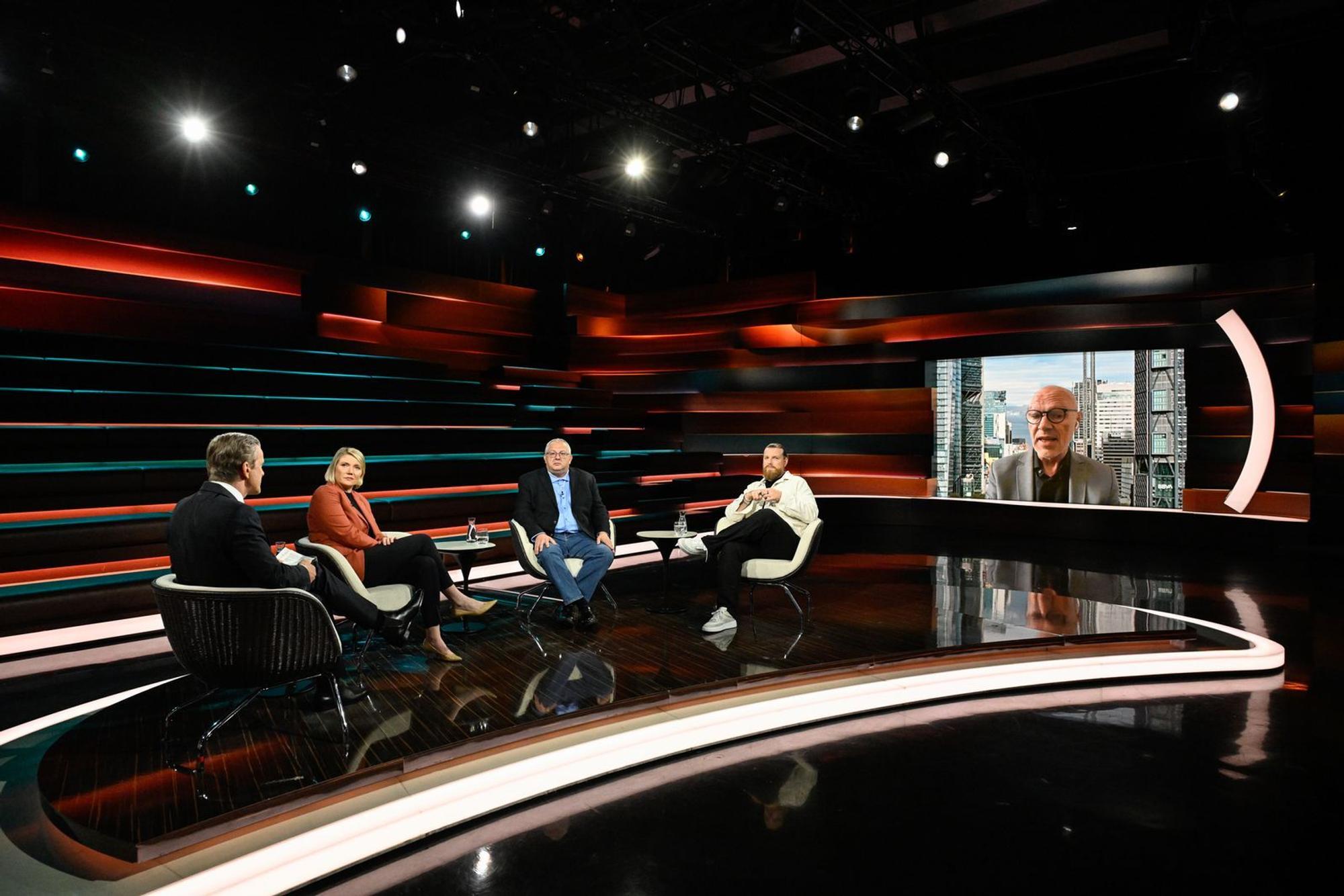 Markus Lanz (links) sprach am Mittwochabend mit (von links) Cathryn Clüver Ashbrook, Rüdiger Bachmann, Lucas Vogelsang und Klaus Ehringfeld. (Bild: ZDF / Markus Hertrich)
