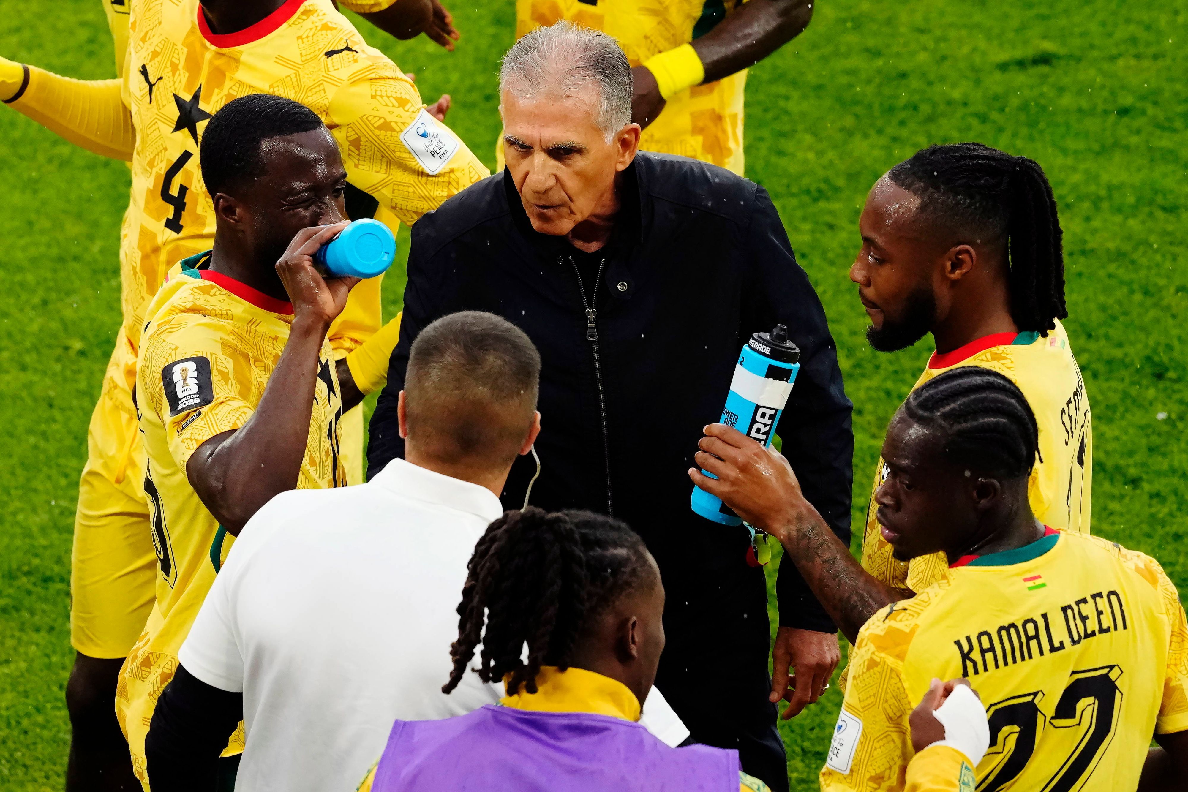 Ghana-Trainer Carlos Queiroz spricht bei der Trinkpause mit seinen Spielern.
