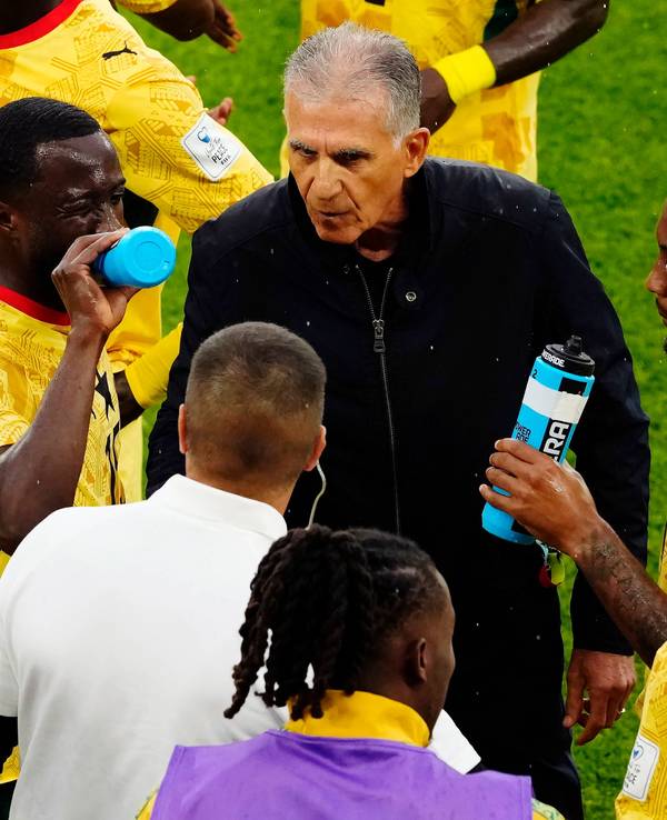 Ghana-Trainer Carlos Queiroz spricht bei der Trinkpause mit seinen Spielern.