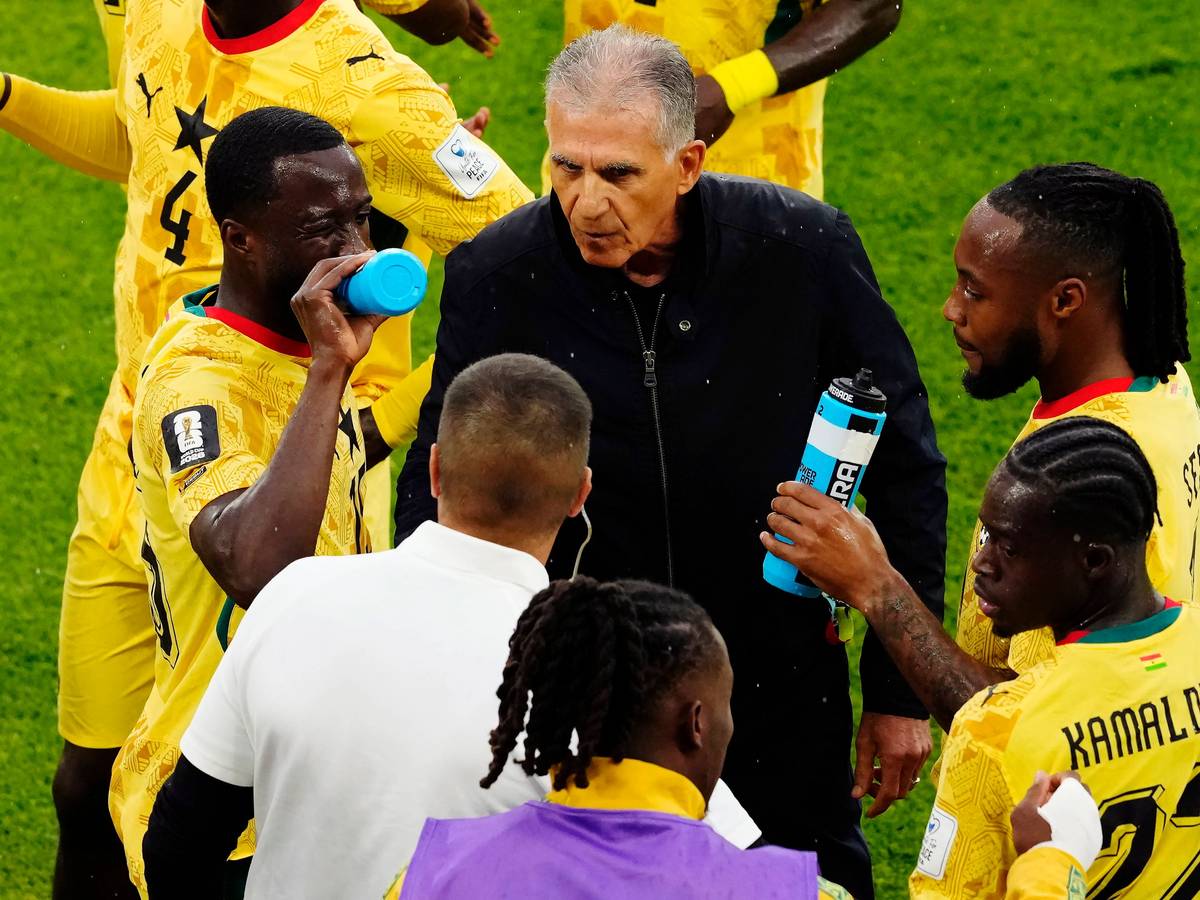 Ghana-Trainer Carlos Queiroz spricht bei der Trinkpause mit seinen Spielern.