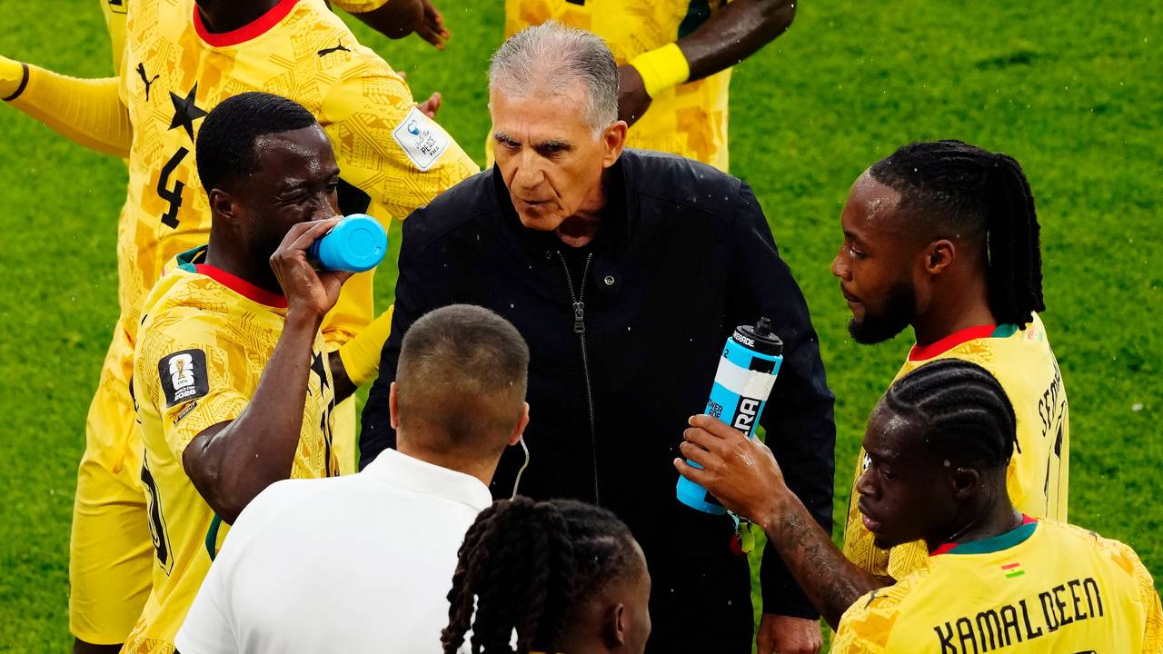 Ghana-Trainer Carlos Queiroz spricht bei der Trinkpause mit seinen Spielern.