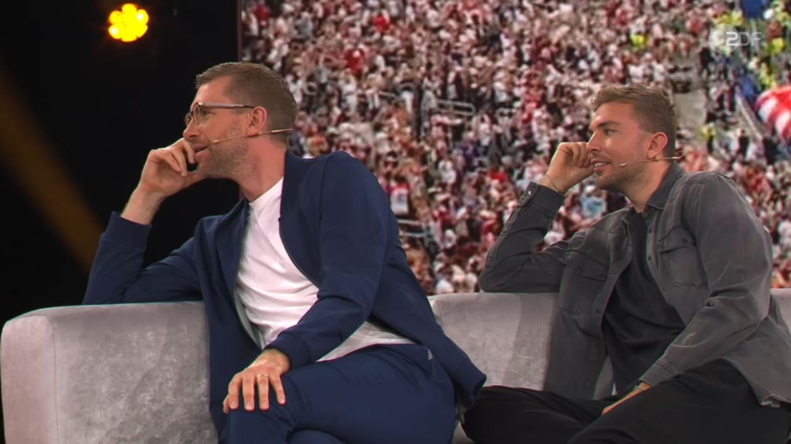 Per Mertesacker (links) und Chris Kramer lauschen gebannt. (Bild: ZDF)