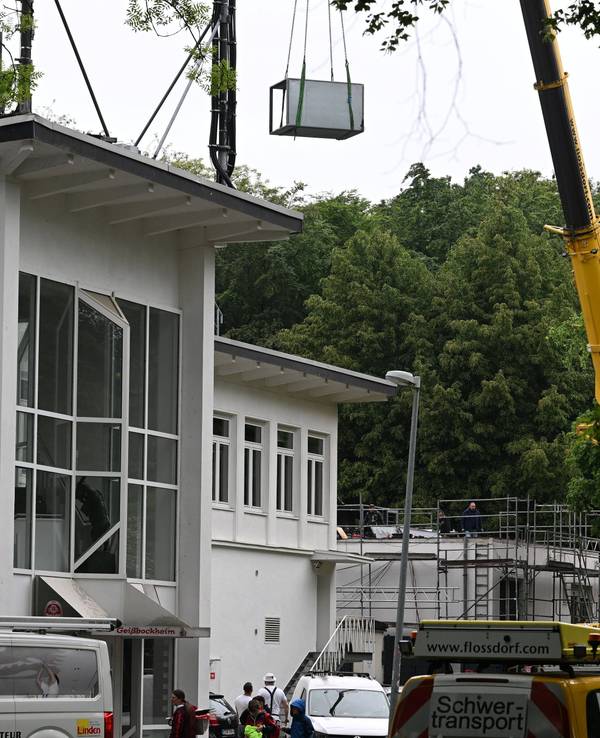 Renovierungsarbeiten am Geißbockheim in Köln.