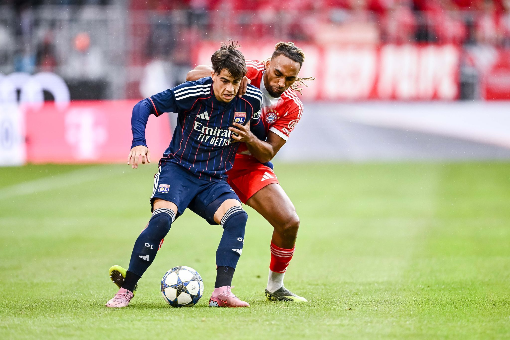 Afonso Moreira schirmt den Ball gegen Sacha Boey ab.