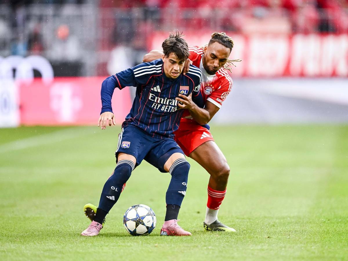 Afonso Moreira schirmt den Ball gegen Sacha Boey ab.