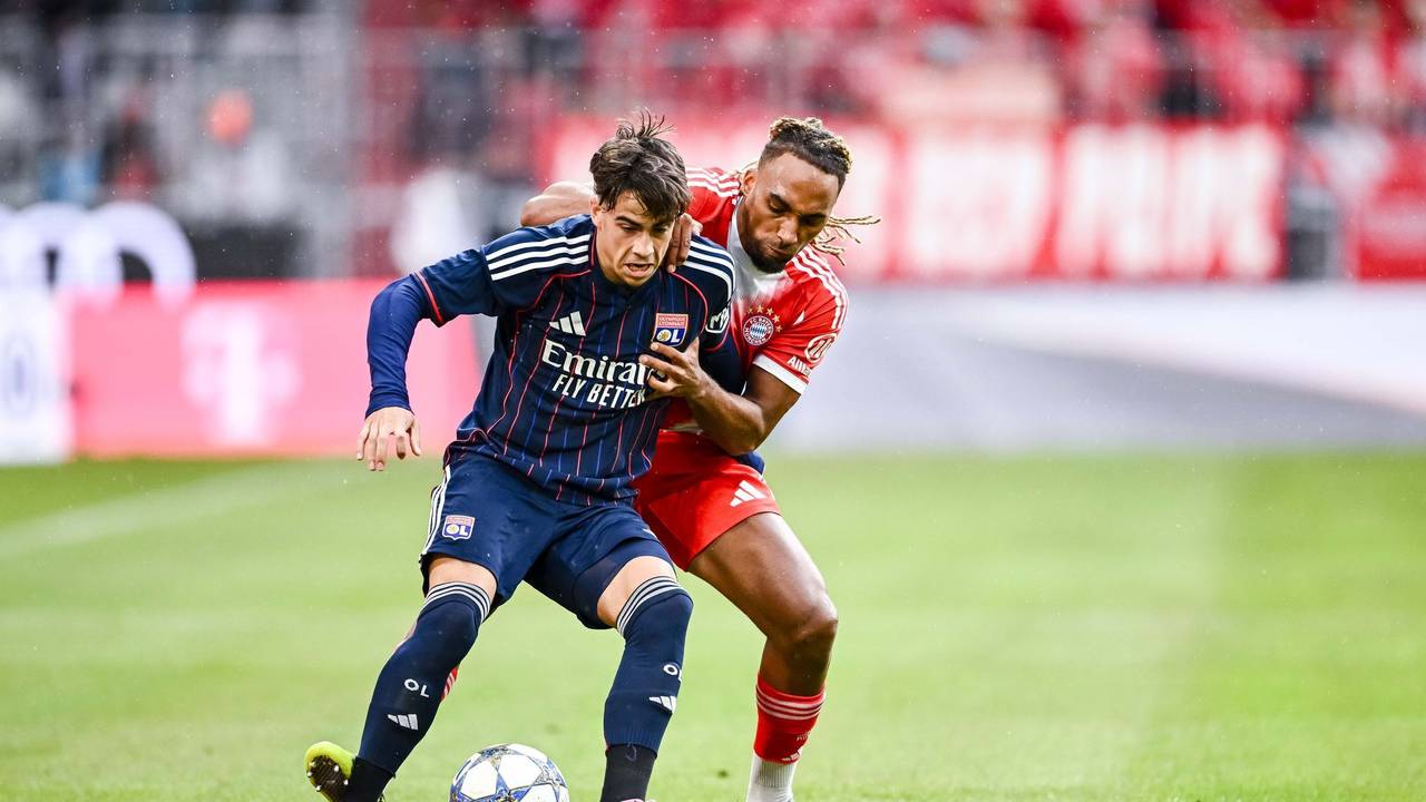 Afonso Moreira schirmt den Ball gegen Sacha Boey ab.