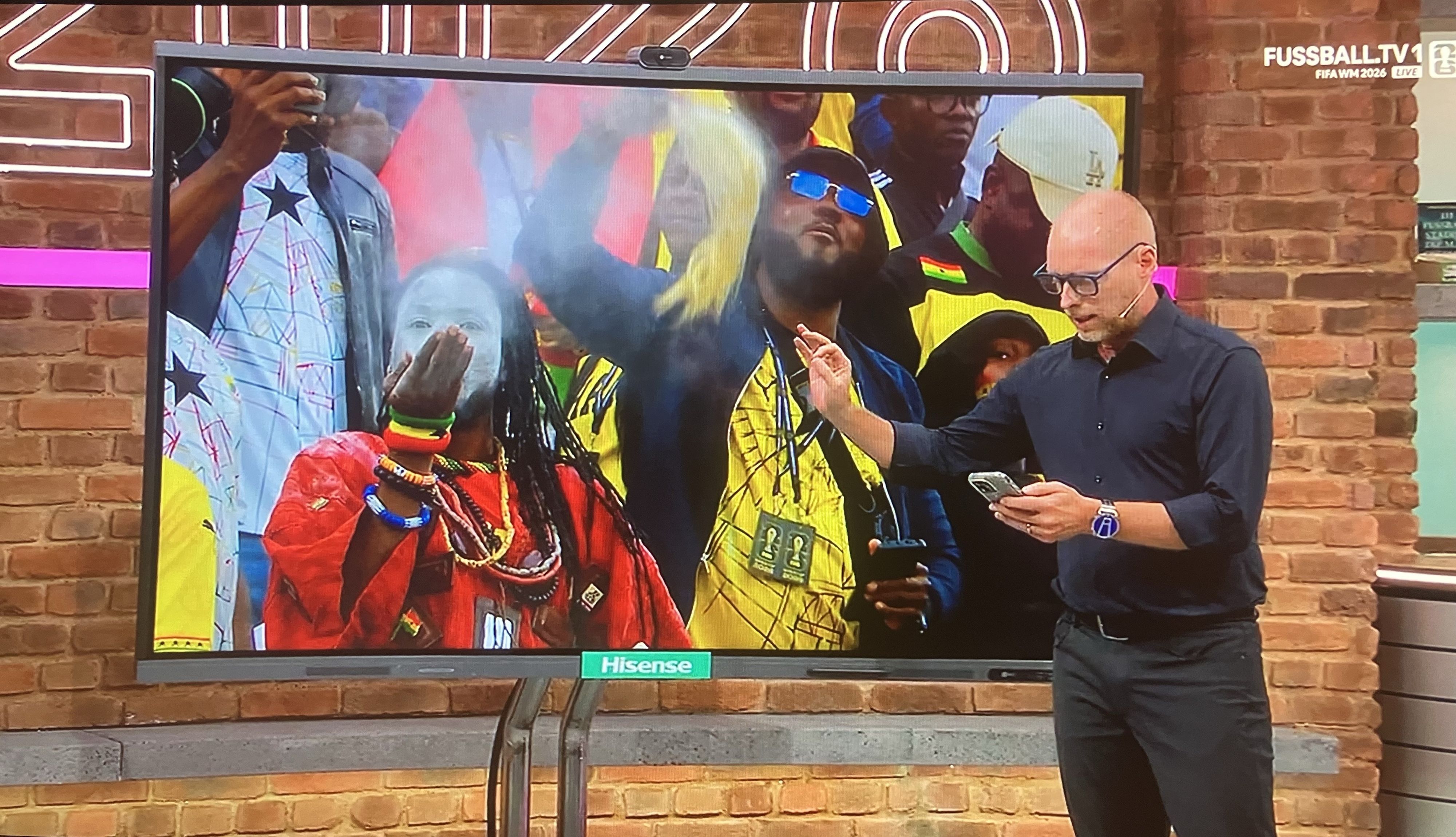 Jan Henkel spricht über einen Fan auf der Tribüne statt über die Taktik.