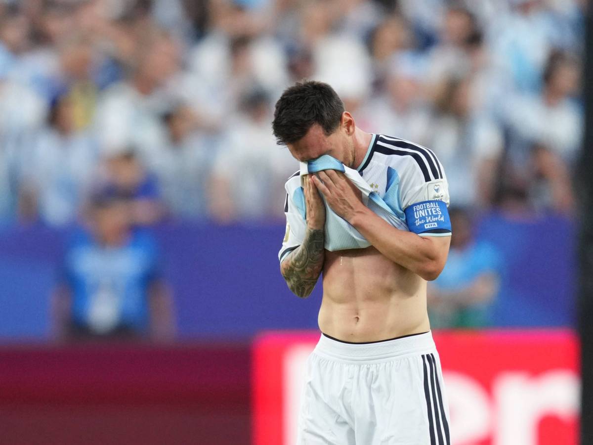Lionel Messi wischt sich Tränen mit seinem Trikot weg.