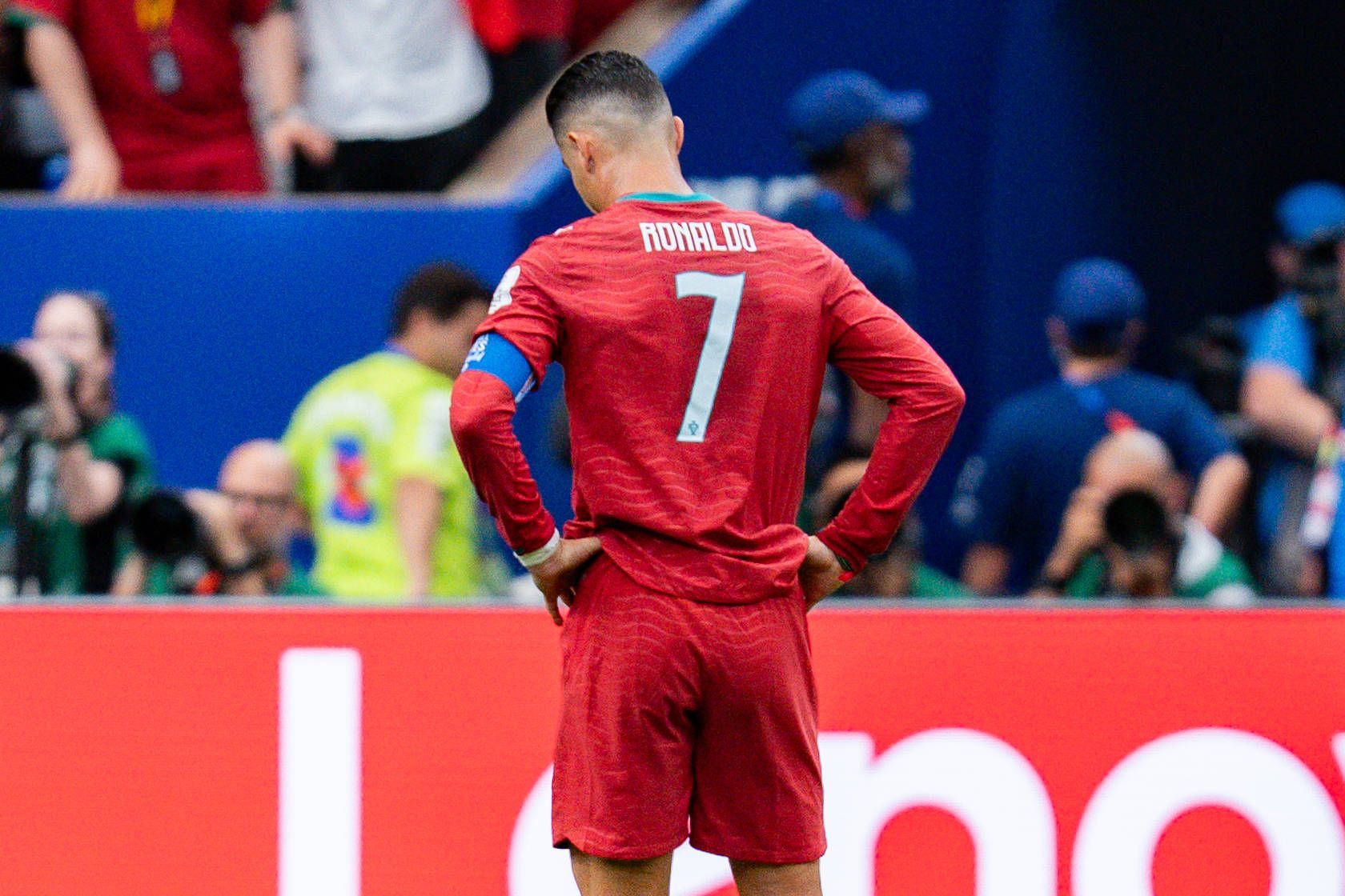 Cristiano Ronaldo hat die Hände in die Hüften gestemmt und schaut frustriert nach unten.
