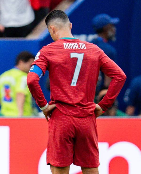 Cristiano Ronaldo hat die Hände in die Hüften gestemmt und schaut frustriert nach unten.