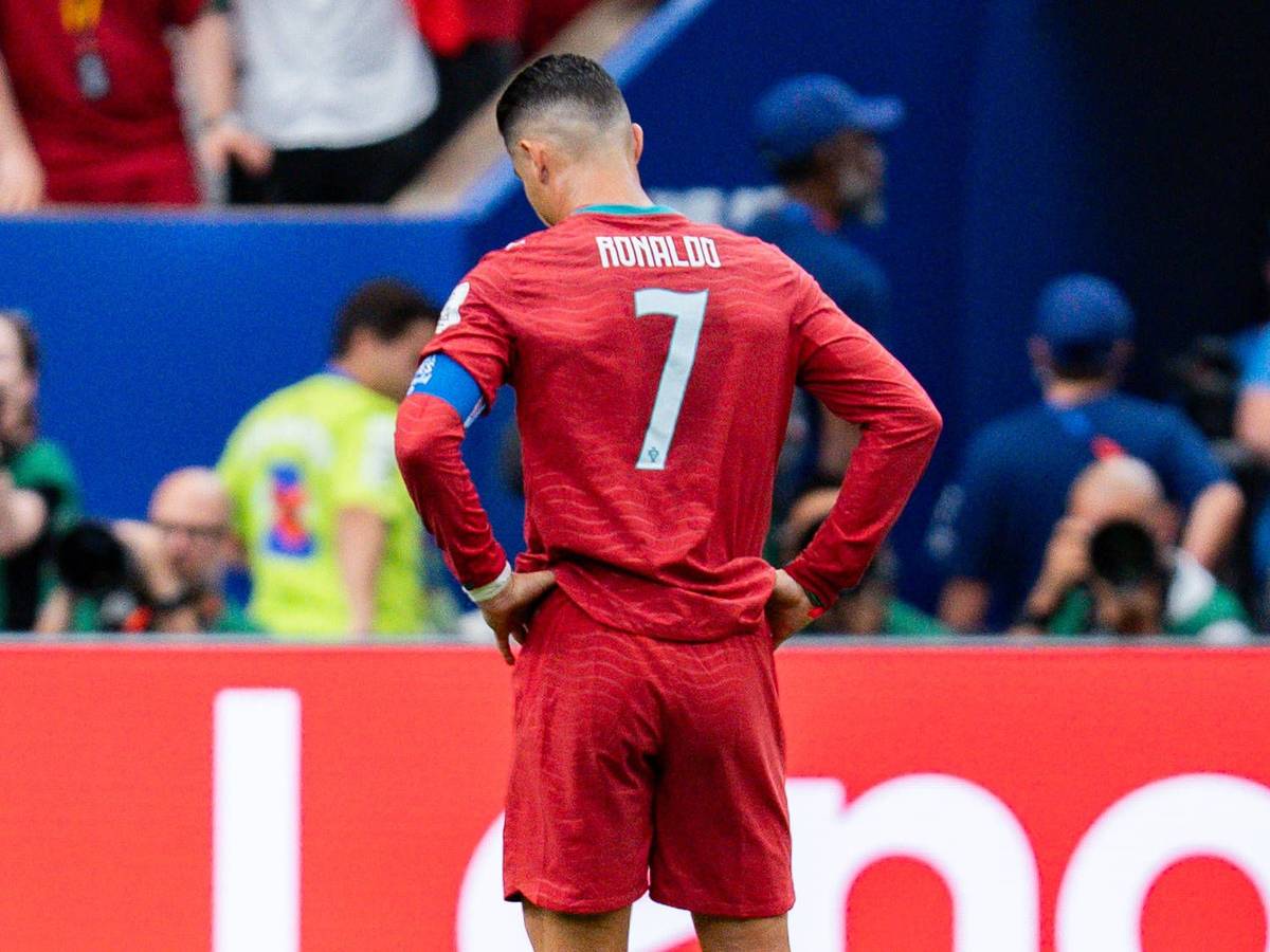 Cristiano Ronaldo hat die Hände in die Hüften gestemmt und schaut frustriert nach unten.