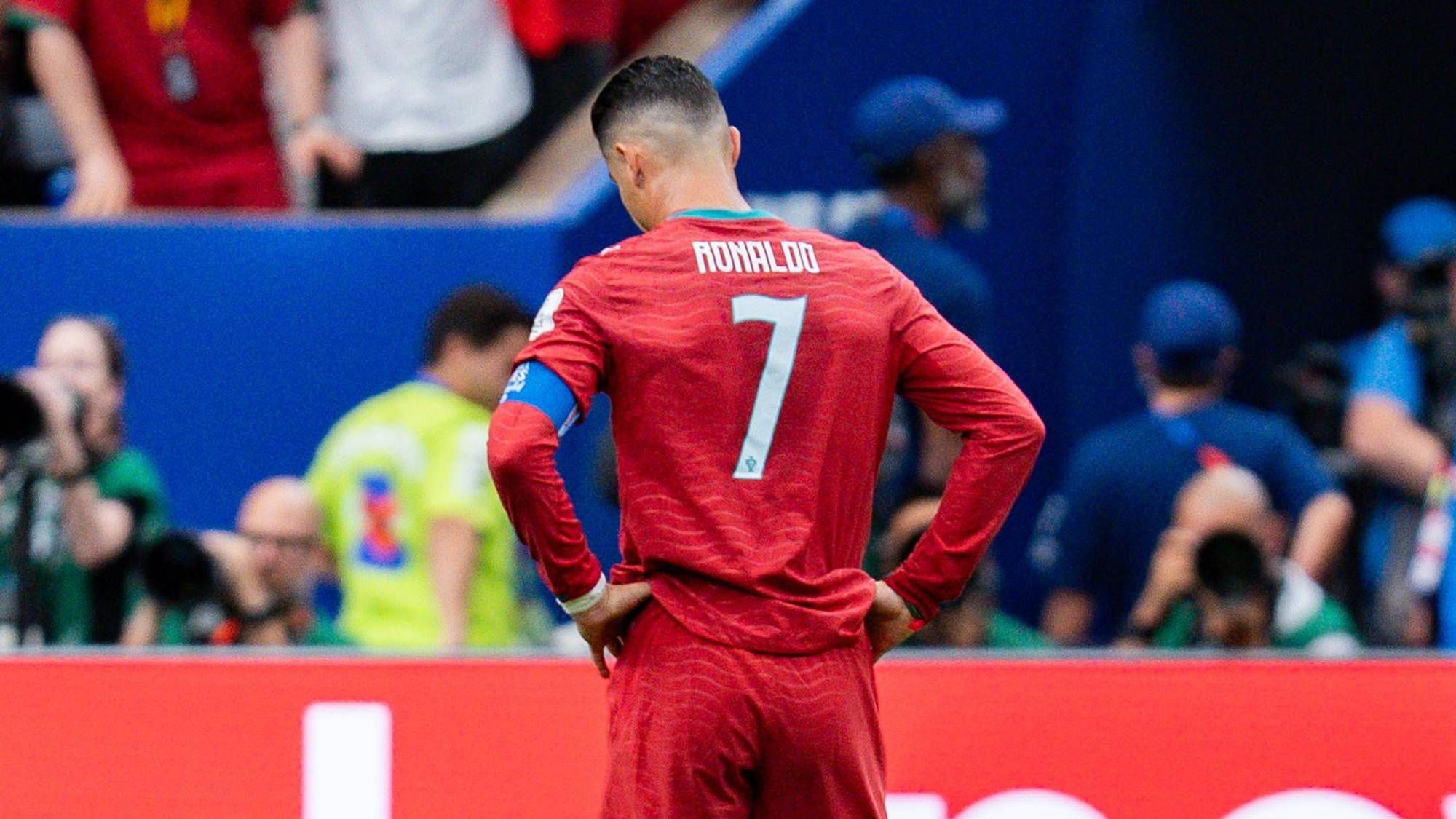 Cristiano Ronaldo hat die Hände in die Hüften gestemmt und schaut frustriert nach unten.