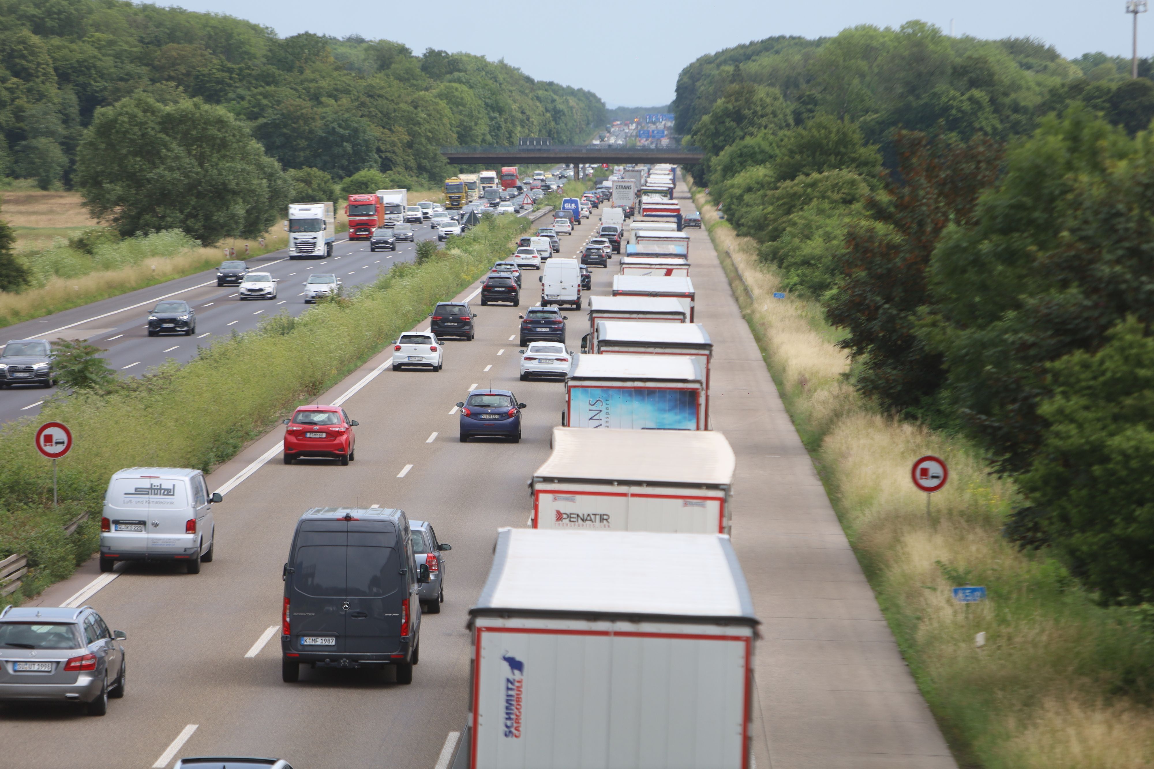 16.06.2026, Köln: Die Situation auf der Bundesautobahn A4 zwischen dem Kreuz Köln-West und der AS Klettenberg in Fahrtrichtung Süden am Nachmittag. Seitdem die Autobahnbrücke Eifeltor für schwere LKW über 7,5 Tonnen gesperrt wurde, kommt es hier zu langen Rückstaus von Lastkraftwagen. Das Stauende birgt ein hohes Gefahrenpotenzial, in den letzten Wochen passierten hier bereits mehrere Unfälle. Foto: Arton Krasniqi