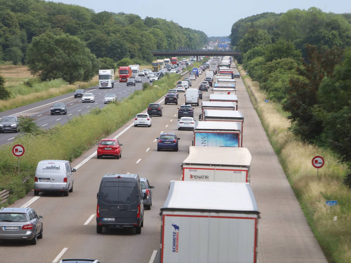 16.06.2026, Köln: Die Situation auf der Bundesautobahn A4 zwischen dem Kreuz Köln-West und der AS Klettenberg in Fahrtrichtung Süden am Nachmittag. Seitdem die Autobahnbrücke Eifeltor für schwere LKW über 7,5 Tonnen gesperrt wurde, kommt es hier zu langen Rückstaus von Lastkraftwagen. Das Stauende birgt ein hohes Gefahrenpotenzial, in den letzten Wochen passierten hier bereits mehrere Unfälle. Foto: Arton Krasniqi