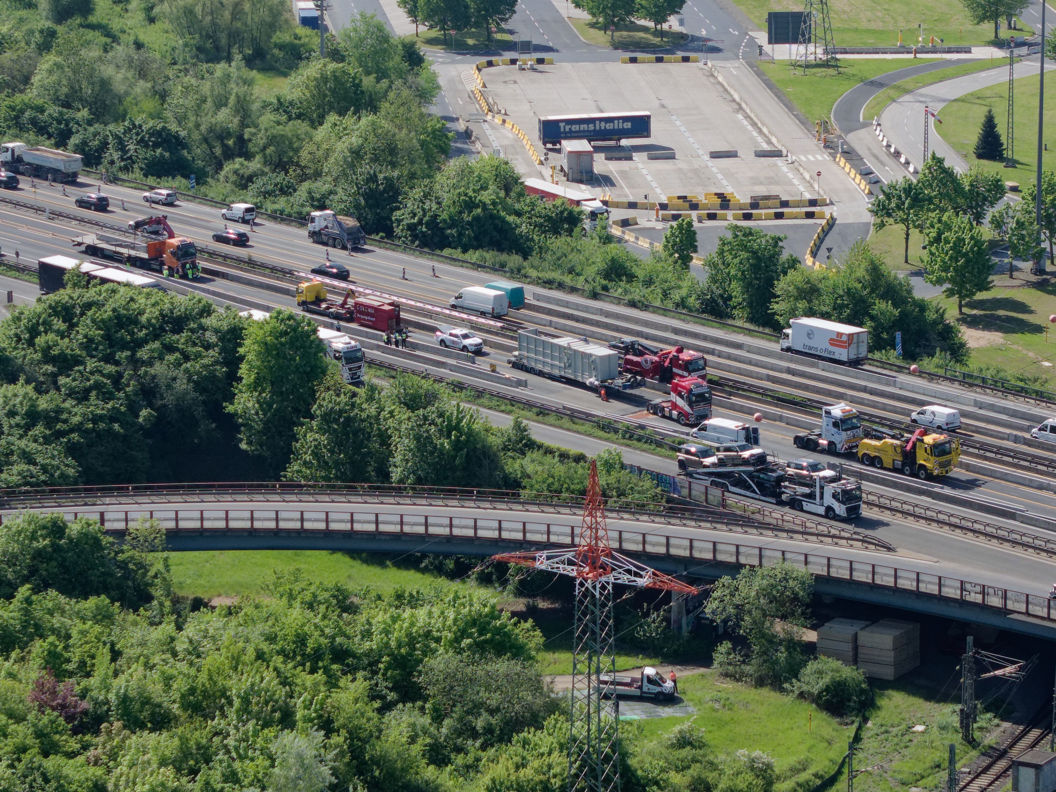 ARCHIV - 30.04.2025, Nordrhein-Westfalen, Köln: Bergungsfahrzeuge arbeiten auf einer Unfallstelle auf der Autobahn 4 (Aufnahme mit einer Drohne). (zu dpa: «Schranken auf A4 in Köln gehen früher als geplant in Betrieb») Foto: Henning Kaiser/dpa +++ dpa-Bildfunk +++