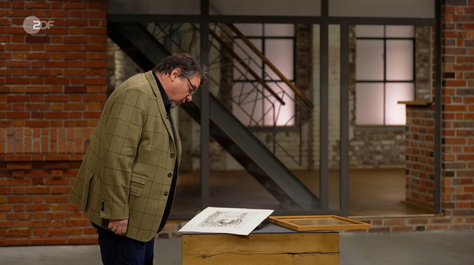 Die Sendung musste vor dem 30. April 2026 aufgezeichnet worden sein. Daniel Meyer sprach nämlich noch vom „lebenden“ Georg Baselitz. Der Künstler war jedoch am 30. April 2026 im Alter von 88 Jahren verstorben. (Bild: ZDF)