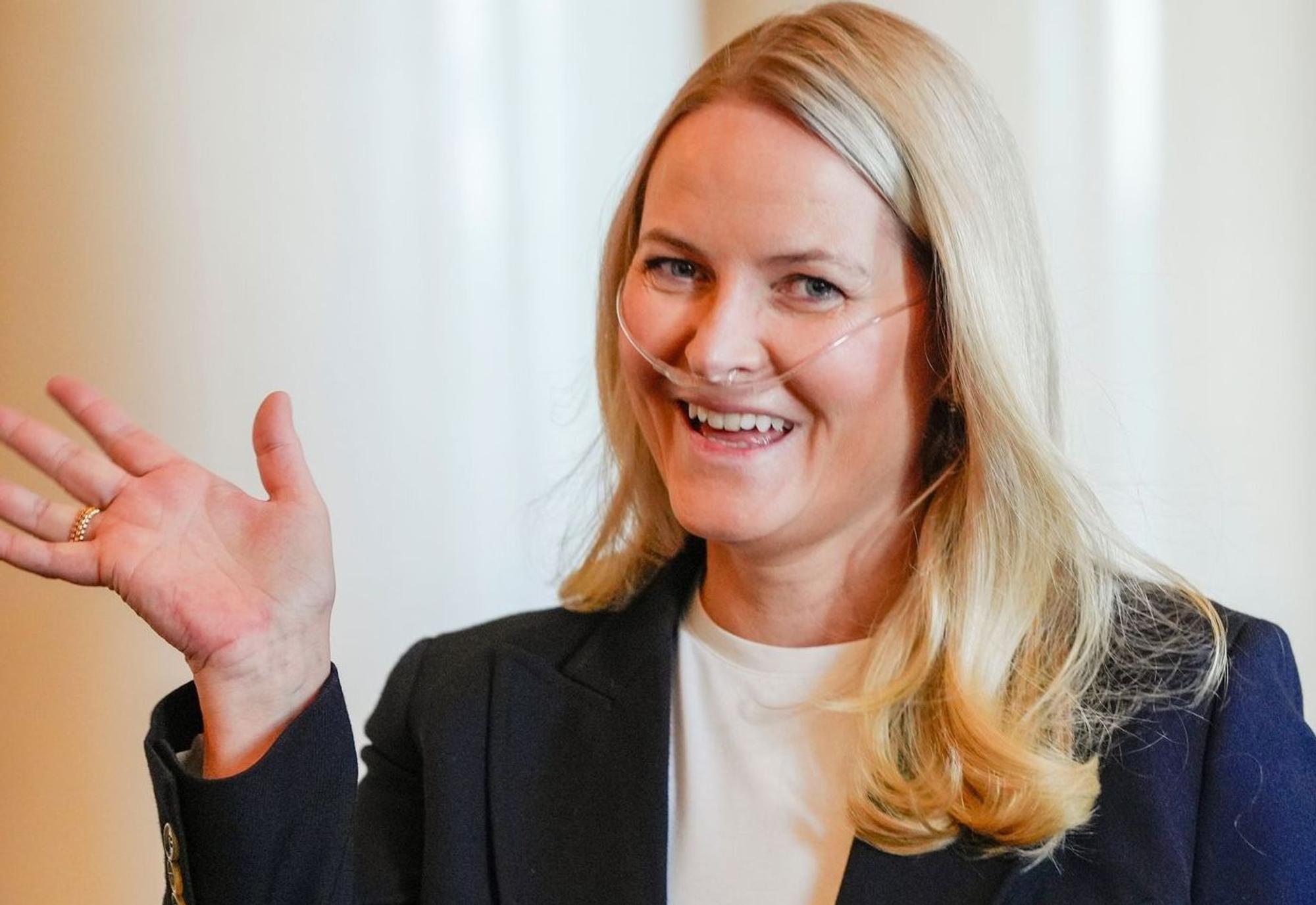 Mette-Marit mit Sauerstoffgerät bei offiziellem Termin.
