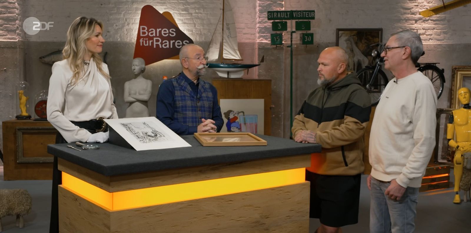 Patrick (rechts) und Rico (Zweiter von rechts) brachten das Baselitz-Bild zu Bianca Berding und Horst Lichter. (Bild: ZDF)