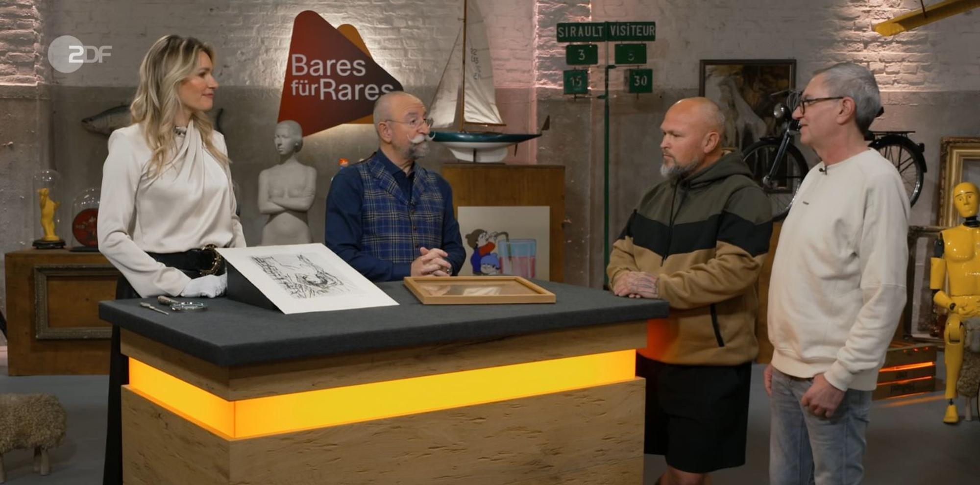 Patrick (rechts) und Rico (Zweiter von rechts) brachten das Baselitz-Bild zu Bianca Berding und Horst Lichter. (Bild: ZDF)